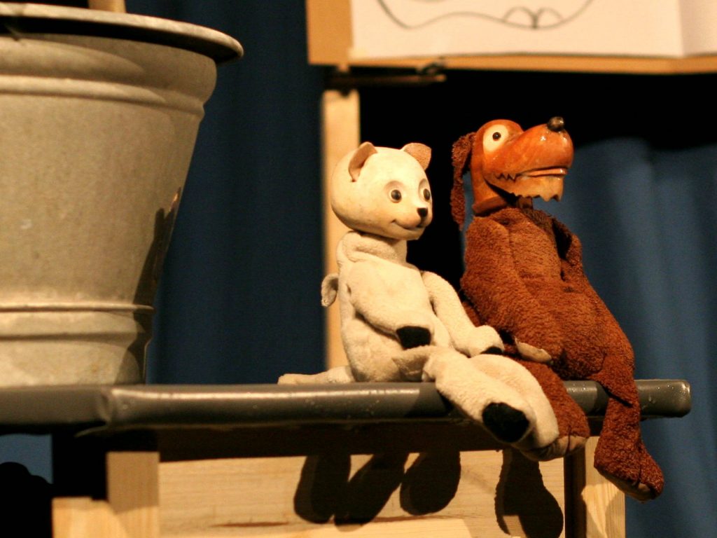 Wasser und Seife bei Hündchen und Kätzchen Theater Rafael Zwischenraum